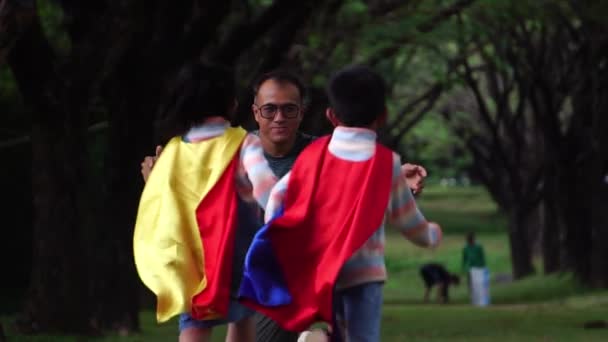 Asiatisk Far Leger Med Sine Små Børn Iført Superhelt Kostumer – Stock-video