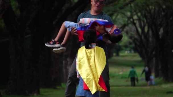 Ασιάτης Πατέρας Παίζει Μικρά Παιδιά Του Φορώντας Κοστούμια Υπερήρωα Στο — Αρχείο Βίντεο