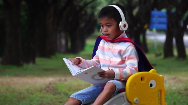 Asiático Pequeño Niño Sentado Parque Estudiando — Vídeo de stock