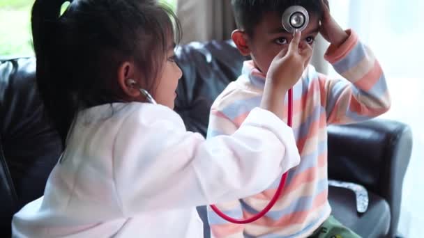 Dvě Asijské Děti Hrát Lékaře Doma — Stock video