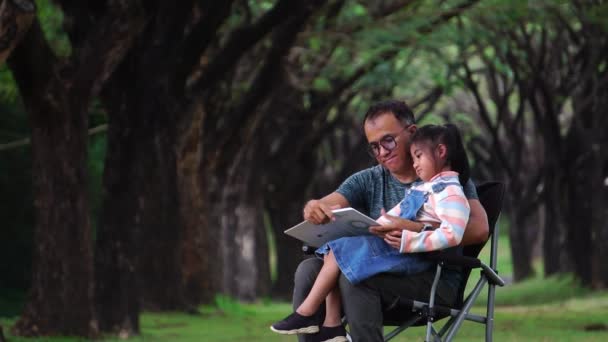 Asiatic Tată Fiică Care Stau Parc Studiind — Videoclip de stoc