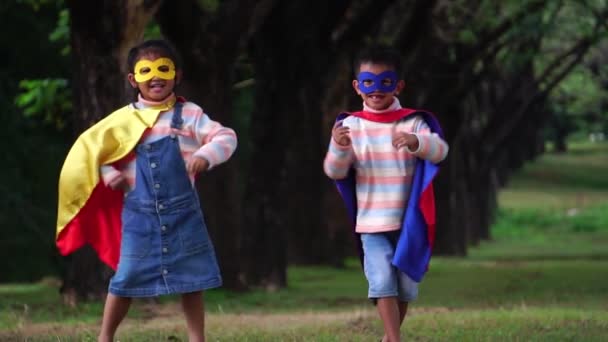 Dvě Malé Asijské Děti Hrající Parku Kostýmech Superhrdiny — Stock video