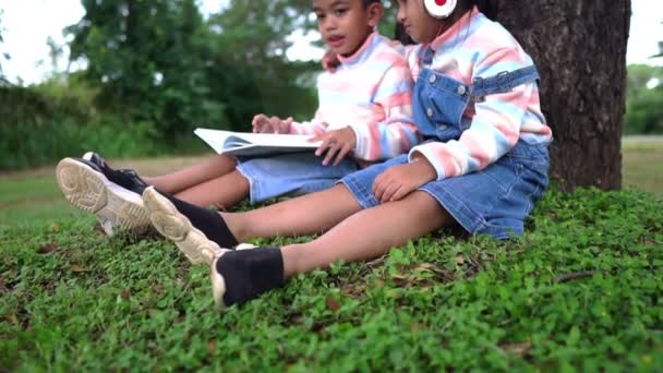 Childen Parkta Oturmuş Ders Çalışıyor — Stok video