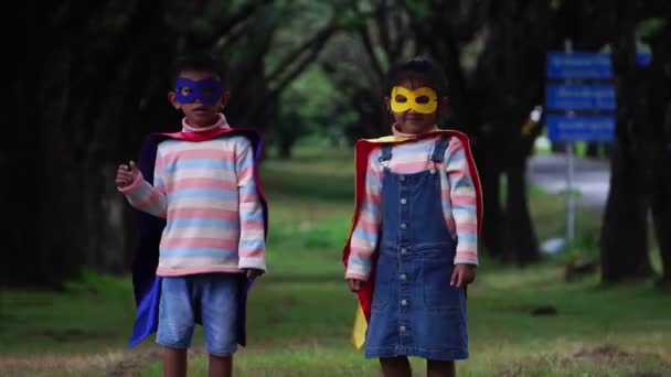 Två Små Asiatiska Barn Leker Parken Superhjältedräkter — Stockvideo