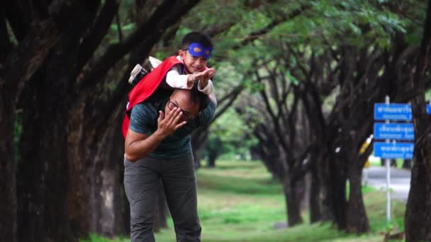 亚洲父亲和他的小儿子在公园里玩超级英雄服装 — 图库视频影像