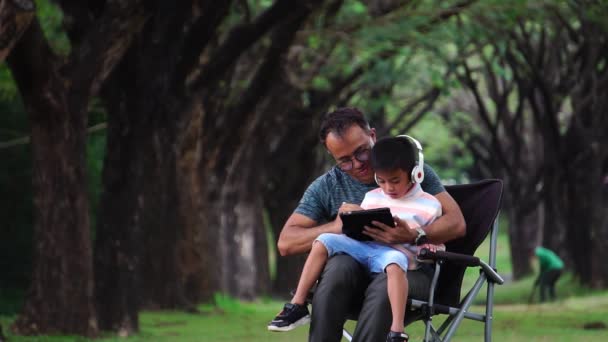 Asian Father Son Sitting Park Studying Studying — Stock Video