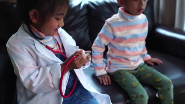Два Азиатских Ребенка Играют Доктора Дому — стоковое видео