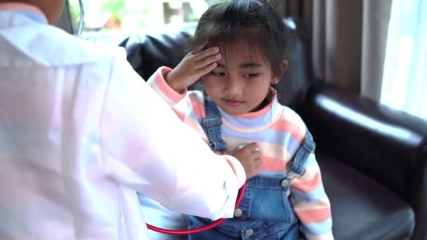 Dwoje Azjatyckich Dzieci Bawiących Się Lekarza Domu — Wideo stockowe