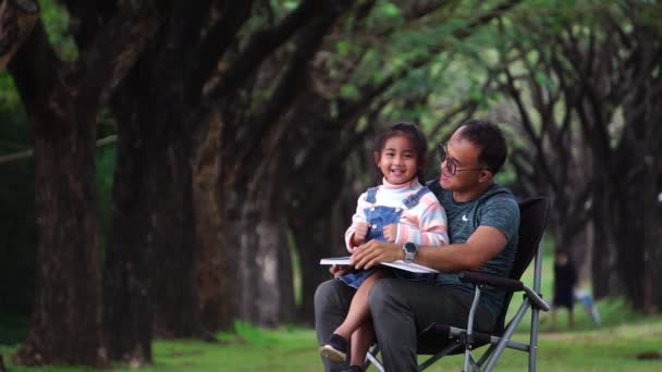 Asijský Otec Dcera Sedí Parku Studují — Stock video