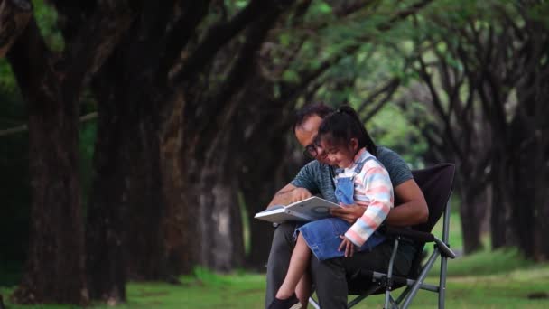 Asiático Padre Hija Sentado Parque Estudiando — Vídeos de Stock