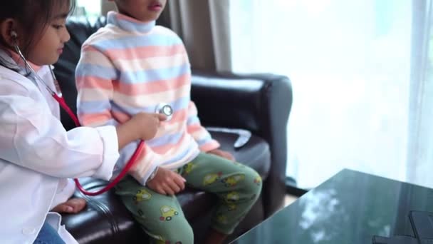 Two Asian Children Playing Doctor Home — Stock Video