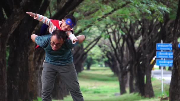 Ασιάτης Πατέρας Παίζει Μικρό Του Γιο Φορώντας Κοστούμια Υπερήρωα Στο — Αρχείο Βίντεο