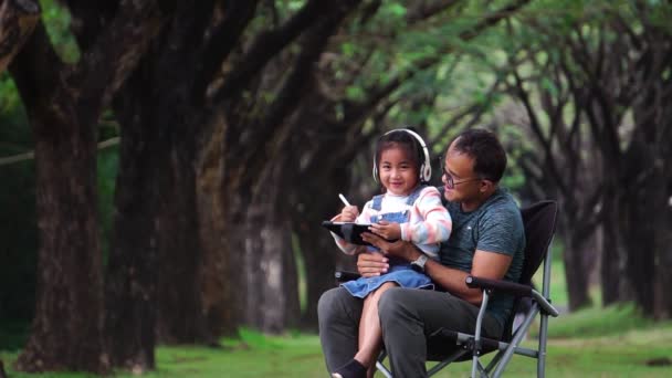 Asiático Padre Hija Sentado Parque Estudiando — Vídeos de Stock