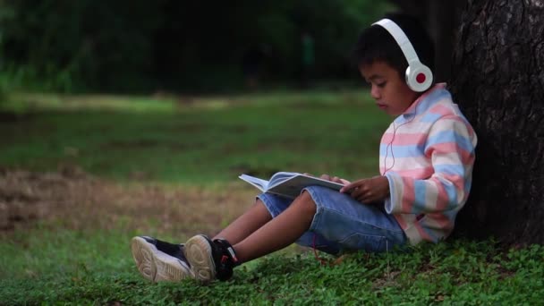 Asian Boy Sitting Park Studying Studying — Stock Video