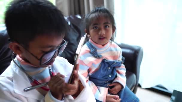 Двоє Азіатських Дітей Грають Вдома Лікаря — стокове відео