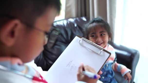 Duas Crianças Asiáticas Brincando Médico Casa — Vídeo de Stock