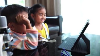 Asyalı çocuklar evlerinden online derslere katılıyorlar 