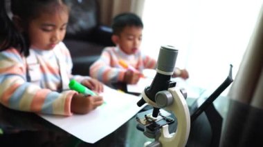 Asyalı çocuklar evden öğrenim görürken resim çiziyorlar 