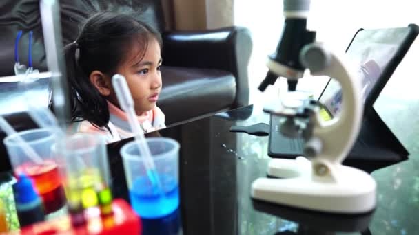 Asyalı Küçük Kız Sıvı Mikroskopla Fen Laboratuarı Deneyi Yapıyor — Stok video