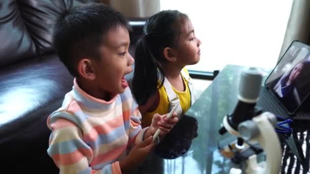 Aziatische Kinderen Wonen Online Klasse Van Thuis — Stockvideo