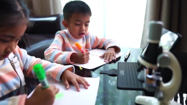 Asiatico Bambini Disegno Mentre Studio Online Casa — Video Stock