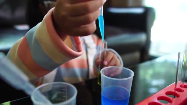 Asian Little Girl Having Fun Doing Liquid Science Lab Experiment — Stock Video