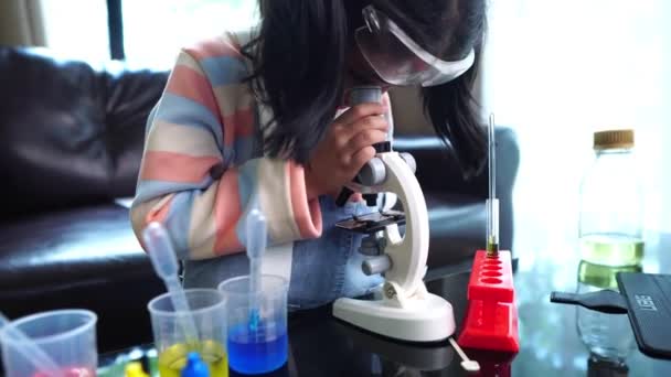 Asian Little Girl Doing Science Lab Experiment Liquids Microscope — Stock Video