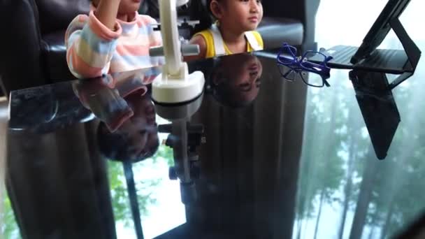 Азиатские Дети Посещающие Онлайн Класс Дома — стоковое видео