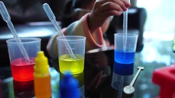 亚洲小女孩做液体科学实验很开心 — 图库视频影像