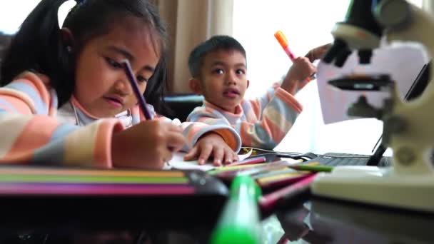 Asijské Děti Kreslení Při Studiu Online Domova — Stock video