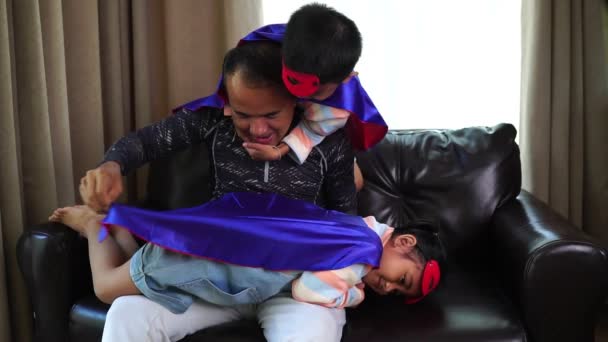Azji Ojciec Bawi Się Jego Małymi Dziećmi Kostiumach Superbohatera Domu — Wideo stockowe