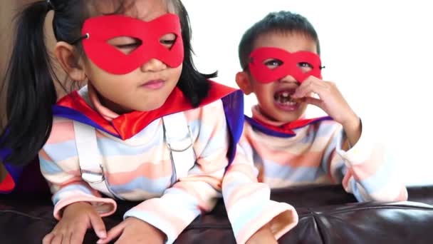 Μικρά Ασιατικά Παιδιά Που Παίζουν Στο Σπίτι Φορώντας Στολές Υπερηρώων — Αρχείο Βίντεο