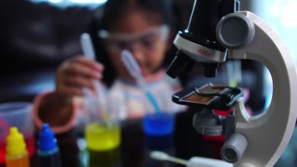 Asijské Holčička Dělá Vědecký Laboratorní Experiment Tekutinami Mikroskopem — Stock video