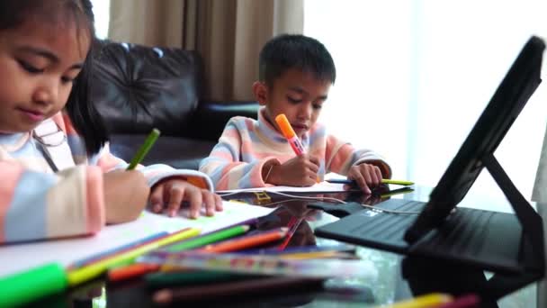 Azjatyckie Dzieci Rysunek Podczas Nauki Online Domu — Wideo stockowe