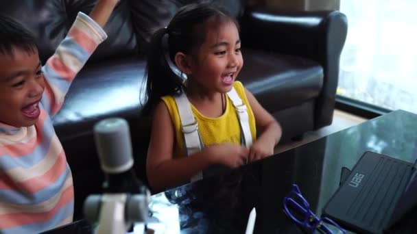 Asiáticos Niños Asistir Clases Línea Desde Casa — Vídeo de stock