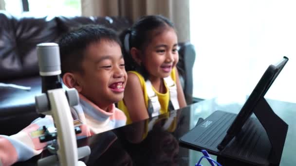 自宅からオンラインクラスに参加するアジアの子供たち — ストック動画