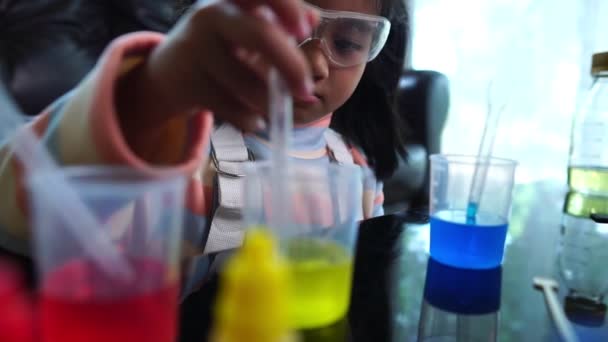 液体科学研究室の実験を楽しんでいるアジアの女の子 — ストック動画