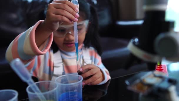 Azji Mała Dziewczynka Mając Zabawy Robi Płynne Nauka Laboratorium Eksperyment — Wideo stockowe