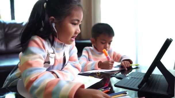 Copiii Asiatici Desenează Timp Studiază Online Acasă — Videoclip de stoc