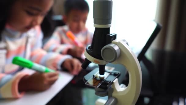 Aziatische Kinderen Tekenen Tijdens Het Studeren Online Van Huis — Stockvideo