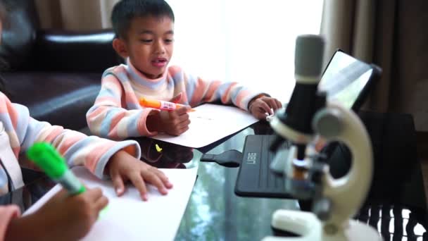 Asiatiske Barn Tegner Mens Studerer Nett – stockvideo