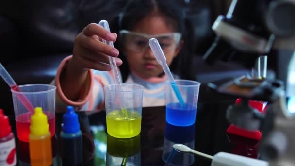 Asyalı Küçük Kız Sıvı Bilim Laboratuarı Deneyi Yaparken Eğleniyor — Stok video