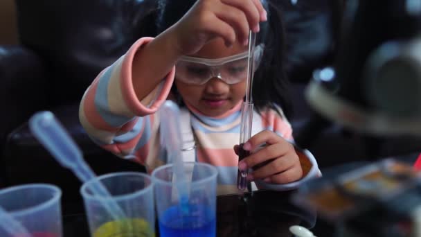 Asiatico Bambina Facendo Scienza Laboratorio Esperimento Con Liquidi Microscopio — Video Stock