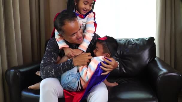 Padre Asiático Jugando Con Sus Hijos Pequeños Usando Trajes Superhéroe — Vídeo de stock