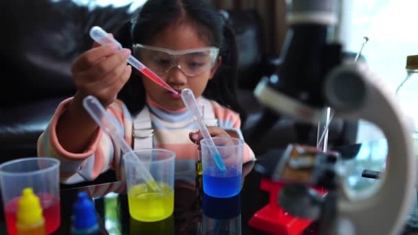 Asiática Niña Teniendo Divertido Haciendo Líquido Ciencia Laboratorio Experimento — Vídeos de Stock