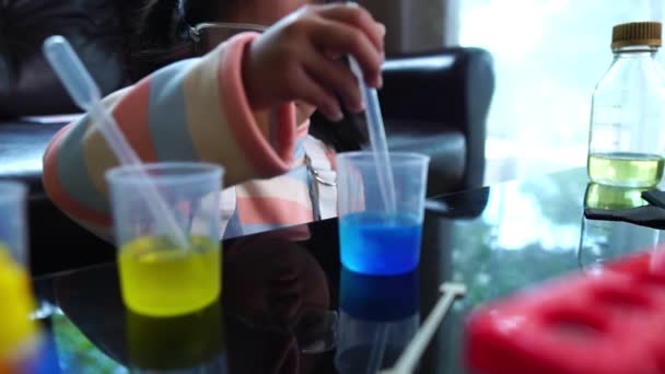 Азійська Дівчинка Розважається Під Час Експерименту Лабораторії Рідкої Науки — стокове відео