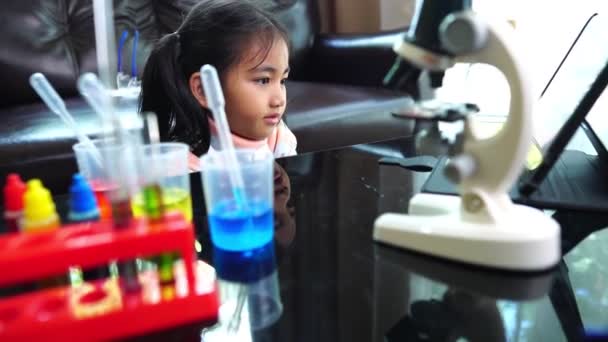 Asyalı Küçük Kız Sıvı Mikroskopla Fen Laboratuarı Deneyi Yapıyor — Stok video