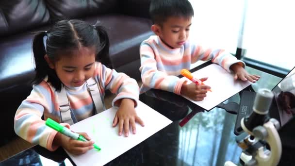 Asiatico Bambini Disegno Mentre Studio Online Casa — Video Stock