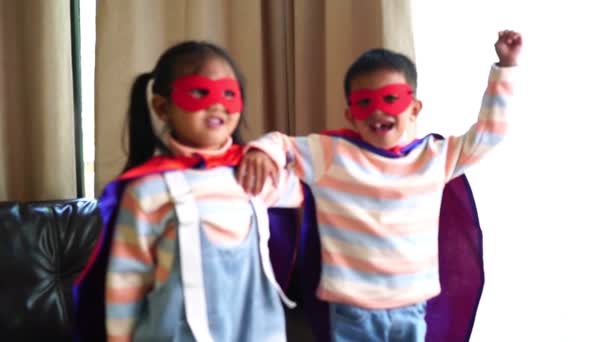 Kleine Asiatische Kinder Spielen Hause Superheldenkostümen — Stockvideo