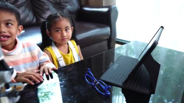 아시아 어린이들 집에서 인터넷 수업에 참석하는 — 비디오